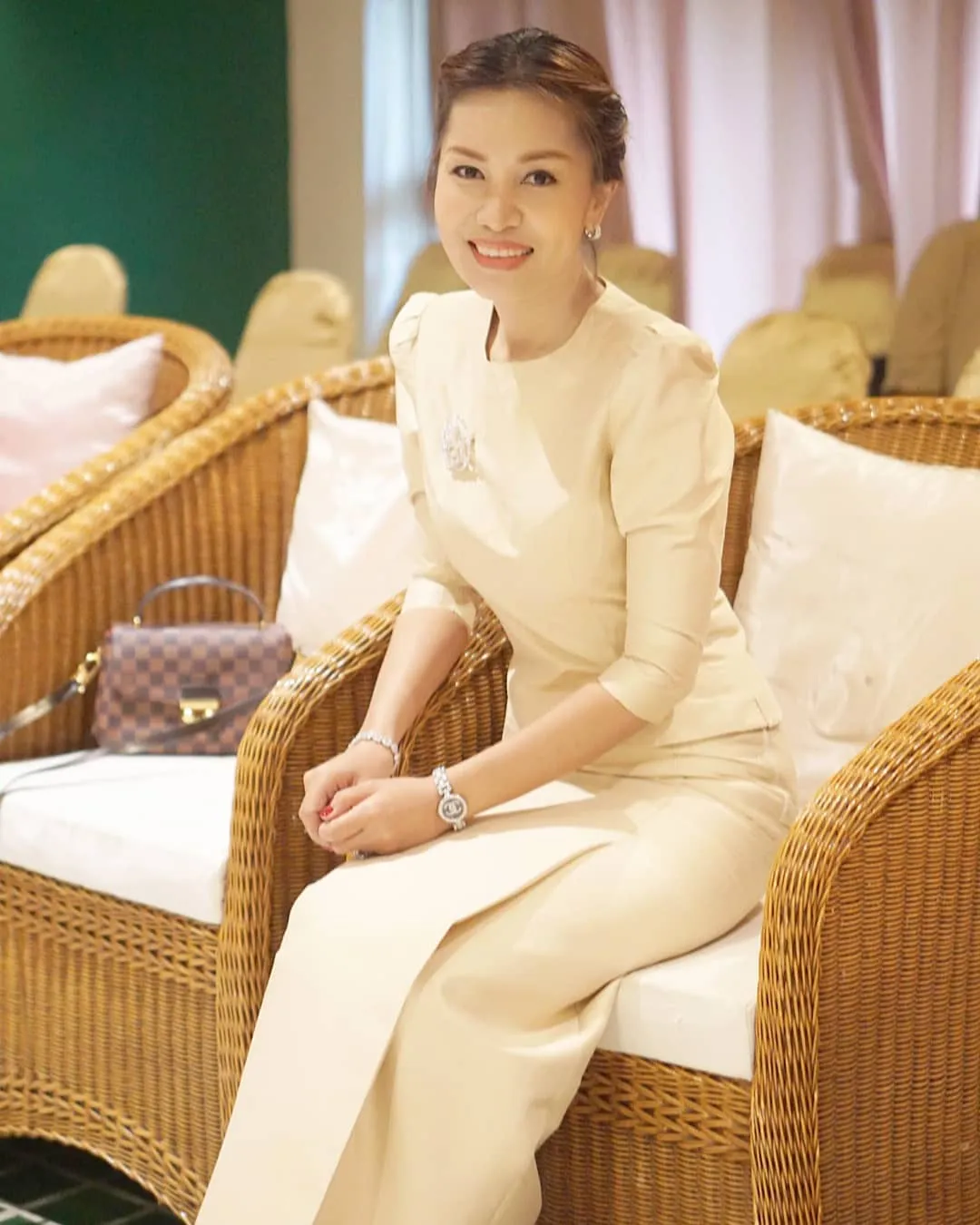 มาดาม เปิ้ล ผู้สมัคร ส.ส.ปชป สุโขทัย เขาคือ ใคร ? 16