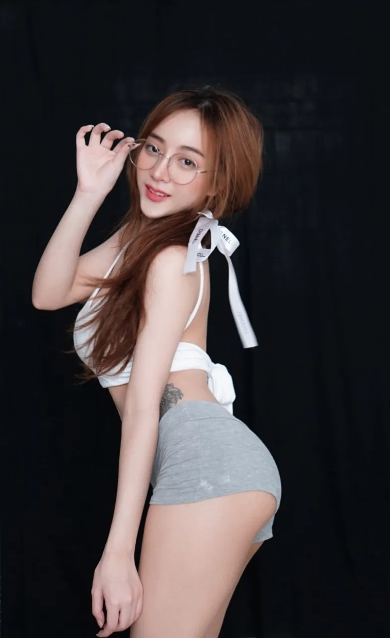 ดีเจอากี้ ฐิติวรดา นางแบบ ยืนหนึ่งในไทย เซ็กซี่ขยี้ใจ กับไฟหน้าอลังการ 28