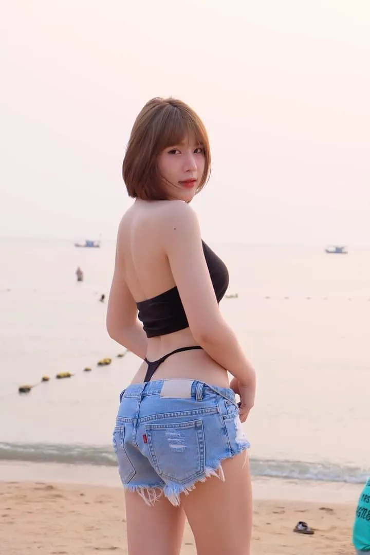 พลอย อรดา นางแบบเซ็กซี่ อวบดี หน้าสวย ผมสั้นหน้าม้า 26